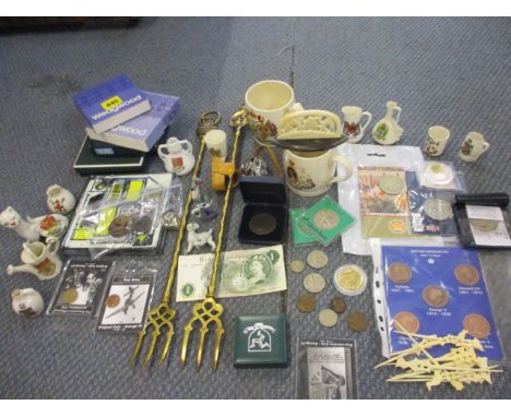 A mixed lot of collectibles to include coins, a £1 bank note, commemorative ceramics, a miniature camera, Wedgwood, Wade, Gos