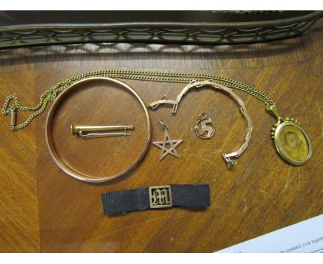 A quantity of gold jewellery to include a Victorian 9ct yellow gold pendant, engraved initial to front, inset photograph to r