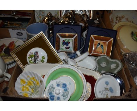 A nice selection of collectors pieces including two boxed Royal Worcester display plates 'Kyoto' and 'Amazon', two Wedgwood '