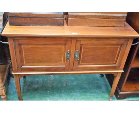 An Edwardian mahogany washstand, half gallery top above a pair of cupboard doors, outlined with boxwood, ebony and crossbande