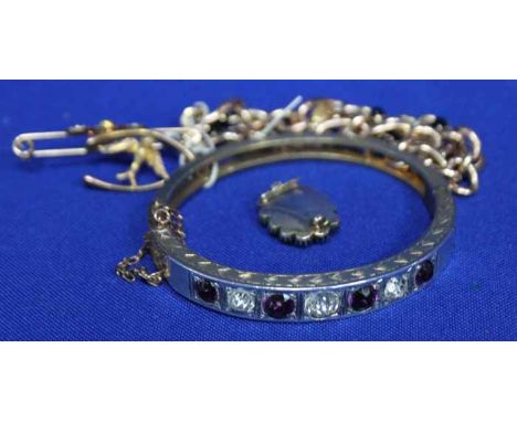 LOT OF GOLD AND GOLD PLATED JEWELLERY
including a link bracelet, a bar brooch, a bird pendant, a plated bangle set with white