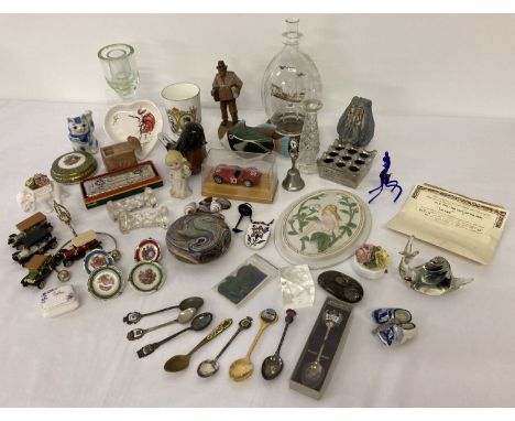 A box of assorted misc items to include glass, ceramics, collectable spoons &amp; carved wooden pieces. Lot includes: glass p