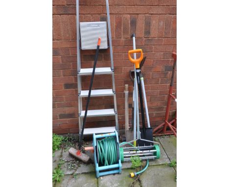 A SELECTION OF GARDENING TOOLS AND STEPS including a lawn sorter, a Fiskars spade, aluminium steps etc
