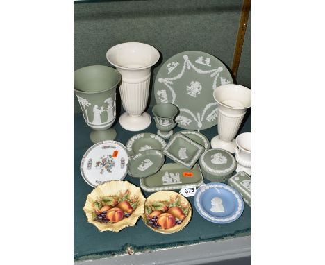 A GROUP OF WEDGWOOD AND AYNSLEY CERAMICS, comprising two Aynsley Orchard Gold trinket dishes, eleven pieces of Wedgwood Jaspe
