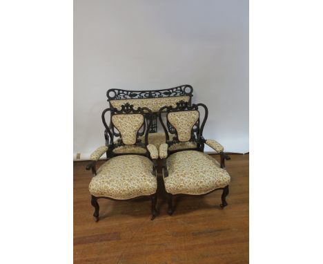 AN EDWARDIAN MAHOGANY FRAMED THREE PIECE DRAWING ROOM SUITE, the settee with rectangular openwork back with a tapestry uphols