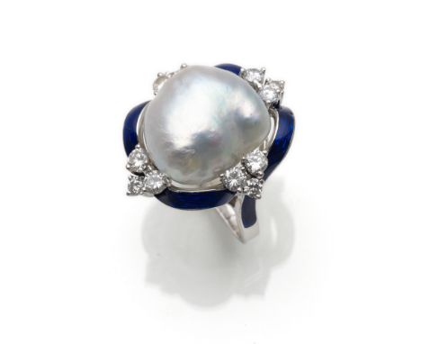 Ring mit BarockperleDeutschland um 1980/90RM 54,5750/000 Weißgold. Barockperle (Ø 15 ⁓ 19 mm) mit zwölf Brillanten zus. ca. 1