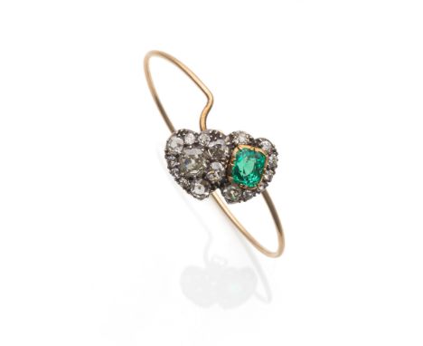 Belle Epoque Armreif mit Diamant und Smaragd HerzenUm 1910Ø 4,5 ⁓ 5,7 cm585/000 Rosegold (getestet) mit Silber. 17 Diamanten 