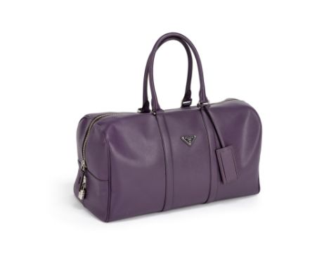 Prada50 x 34 x 22 cmReisetasche aus lila Safianleder mit zwei Griffen, Reißverschluss, Zahlenschloss, Gepäckanhänger und silb