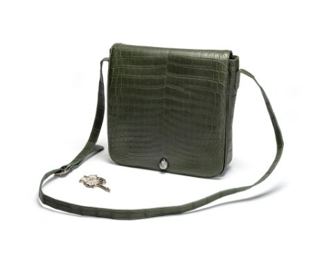Ethan K25 x 26 x 17 cmUmhängetasche in jägergrünem Krokodilleder mit silberfarbener Hardware und Schulterriemen. Magnetversch