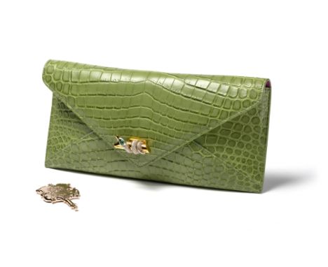 Ethan K27 x 14 cmClutch in khakifarbenem Krokodilleder mit silber- und goldfarbener Hardware. Innen Leder in hellem Lila und 