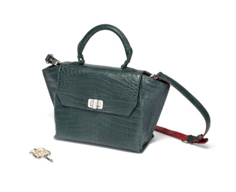 Ethan K26 x 20 x 12 cmHandtasche in dunklem, matten grau/grünen Krokodilleder mit silberfarbener Hardware und Schulterriemen.