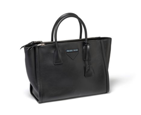 Prada36 x 25 x 11 cmShopper in schwarzem Leder mit zwei Henkeln und silberfarbener Hardware. Grade 1Dieses Los unterliegt der