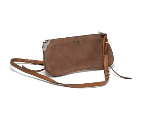 Prada28 x 13 x 2 cmUmhängetasche aus dunkelbraunem Wildleder mit silberfarbener Hardware und Schulterriemen.Grade 1Dieses Los