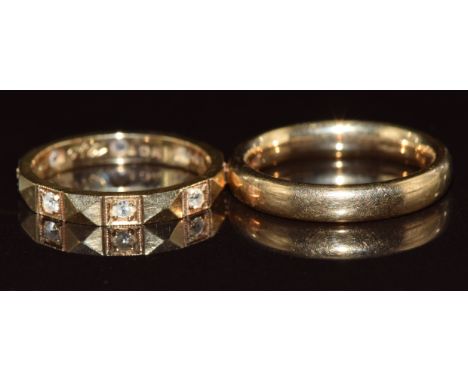 A 9ct gold eternity ring and 9ct gold wedding band / ring, 4.3g, size H &amp; G