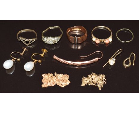 A collection of jewellery including damaged 9ct gold rings, section of 9ct gold chain, 9ct gold earrings set with a pearl, si