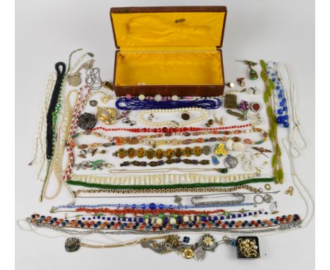 A collection of jewellery including 9ct gold bar brooch, pair of 9ct gold studs, pair of 9ct gold earrings (3.4g), diamant&ea