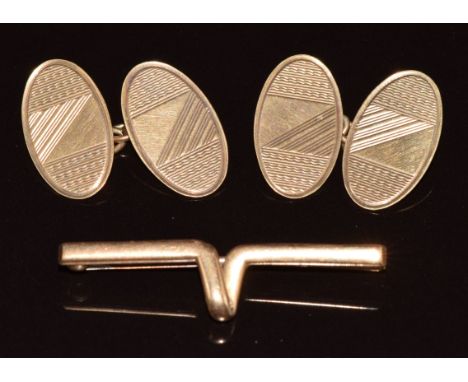 A pair of 9ct gold cufflinks and a 9ct gold brooch, 7.4g&nbsp;