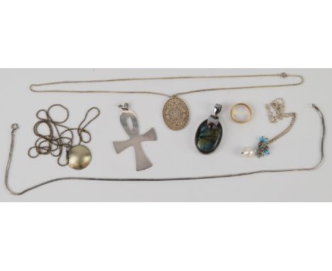A collection of jewellery including 9ct gold wedding band/ ring (3.4g, size T), silver Ankh pendant, silver jubilee pendant, 