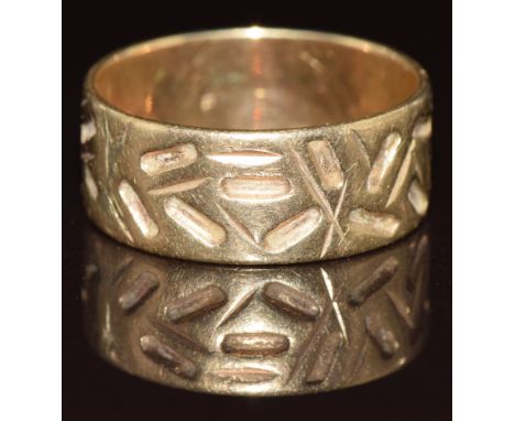 A 9ct gold wedding band / ring with impressed decoration, 5.3g, size U