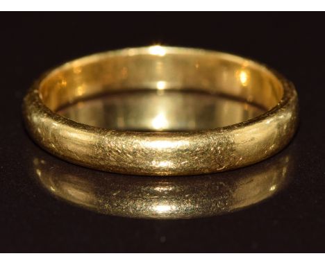 A 22ct gold wedding band / ring, 3.2g, size I