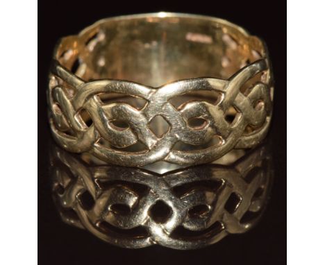 A 9ct gold ring in a Celtic design, 5.9g, size 4