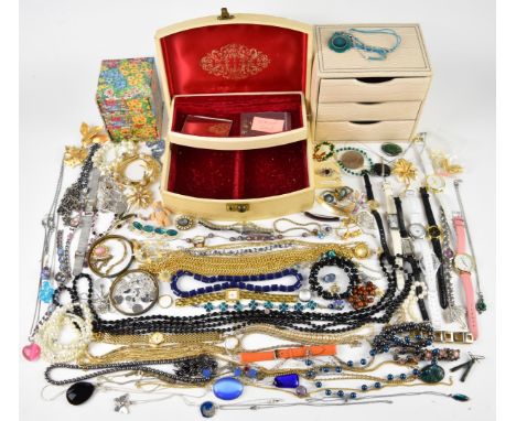 A collection of costume jewellery including silver chain, freshwater pearl bracelet, silver pendant, vintage brooches, glass 