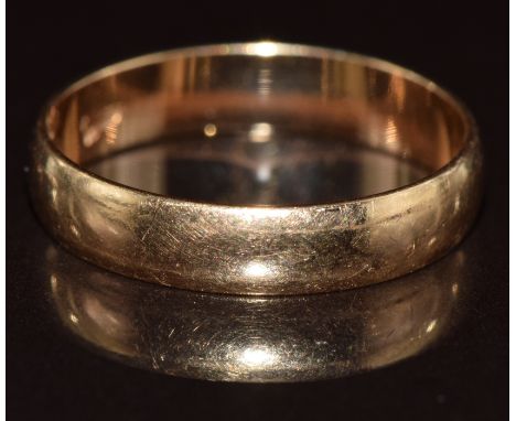 An 18ct gold wedding band / ring, 2.5g, size N