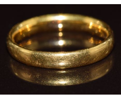A 22ct gold wedding band / ring, 3.8g, size K