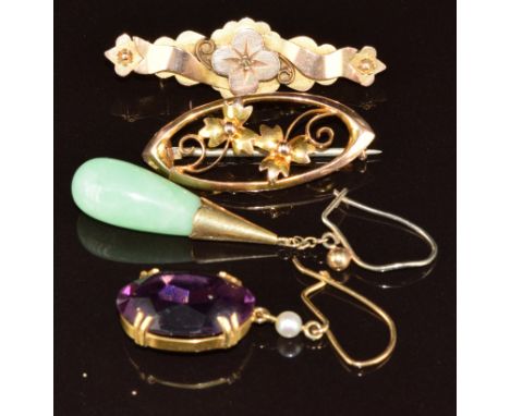 Edwardian 9ct gold&nbsp;brooch set with a diamond, Birmingham 1903, a 9ct gold brooch (4g) and two single 9ct gold earrings, 