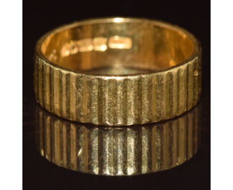 A 22ct gold wedding band / ring with ridged decoration, 5.3g, size M