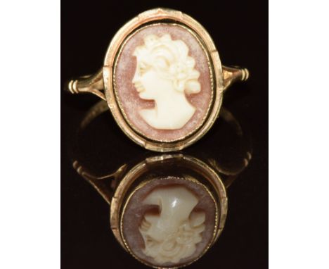 A 9ct gold ring set with a cameo, 2.7g, size M
