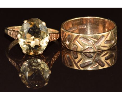 A 9ct gold ring set with an oval cut quartz and a 9ct gold wedding band / ring, 6.2g, size O