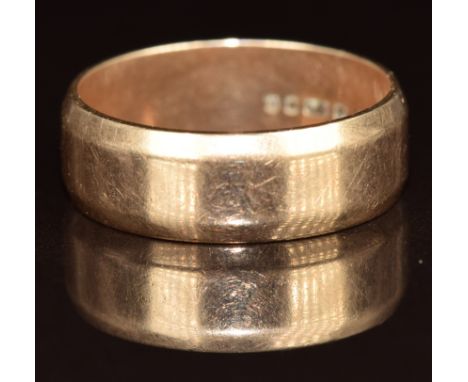 A 9ct gold wedding band / ring, 3.4g, size L
