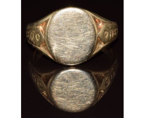 A 9ct gold signet ring, 7.3, size R