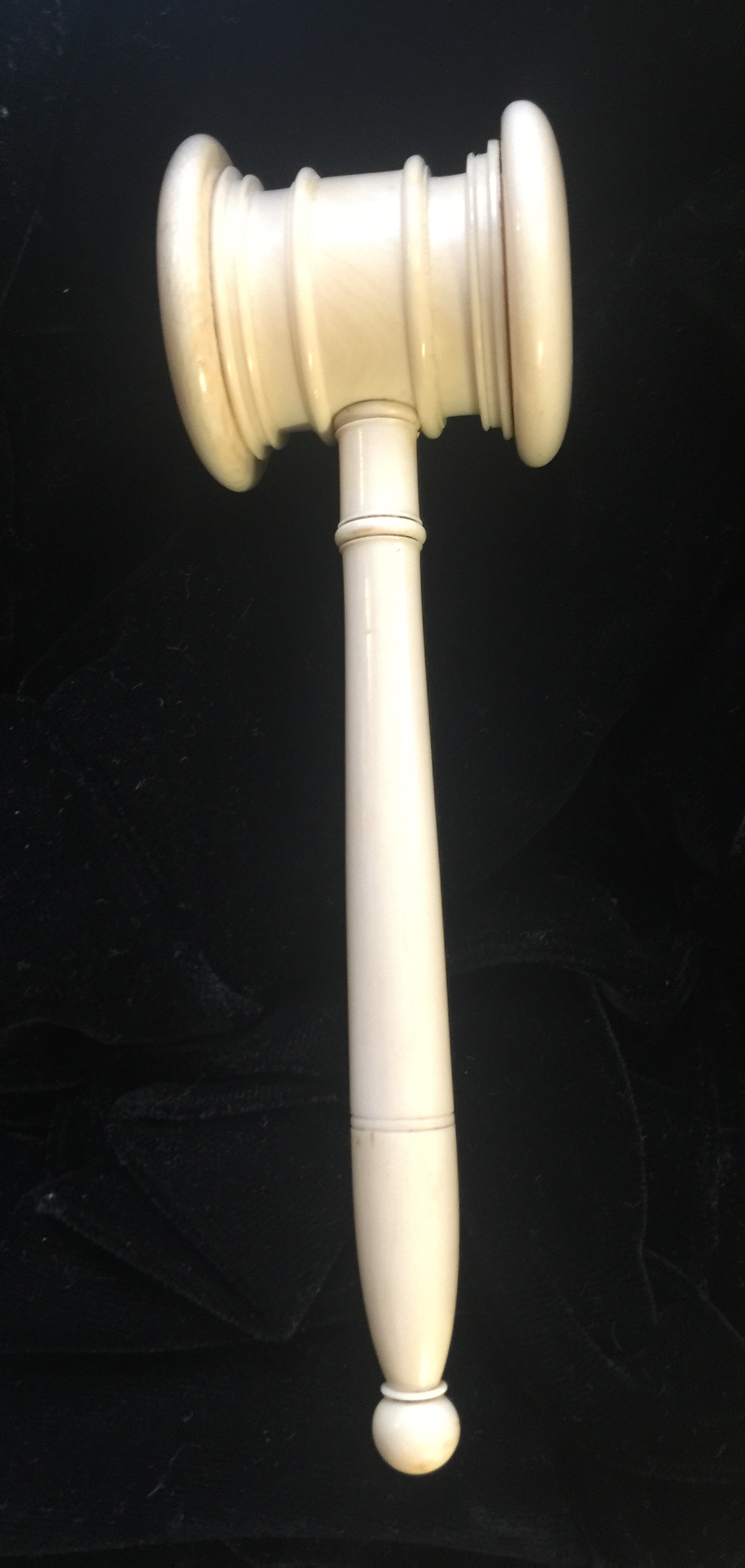 A VICTORIAN SOLID IVORY GAVEL. (16cm x 5cm)