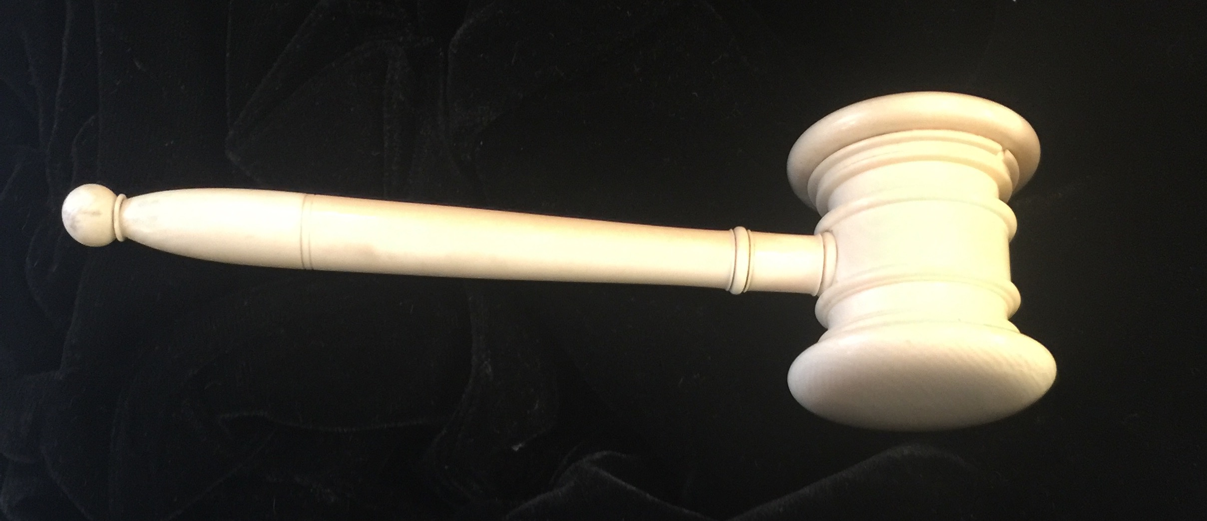 A VICTORIAN SOLID IVORY GAVEL. (16cm x 5cm)