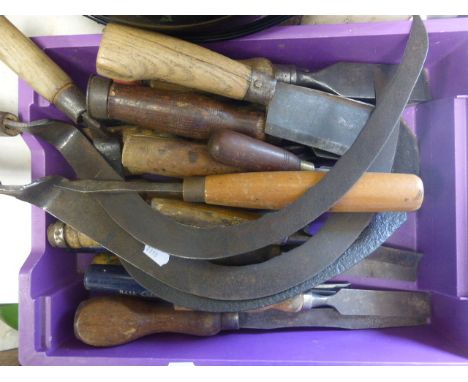 A tray of various vintage tools to include chisels etc 