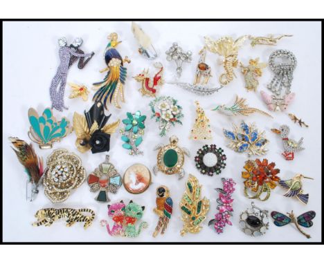 A good selection of vintage&nbsp; costume jewellery brooches to include rhinestone floral brooches, a yellow metal tiger broo