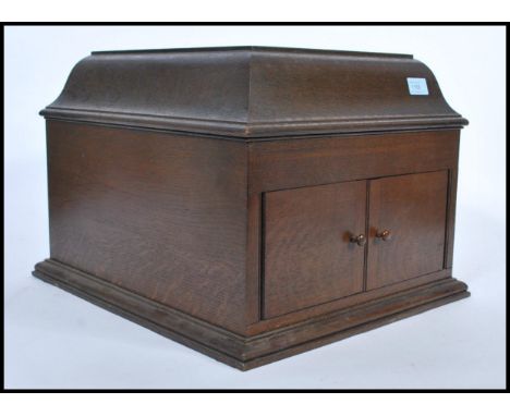 An early 20th Century HMV oak cased table top gramophone having good case with hinged top opening to reveal deck inside. Twin