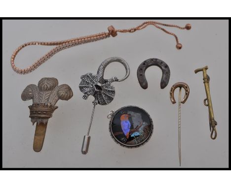 A selection of vintage jewellery items to include a silver white metal hat pin in the form of a lizard, a yellow metal hat pi