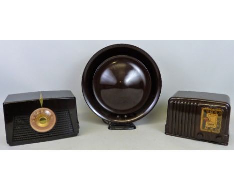 A 1948 vintage RCA model 8-X-541 Bakelite AM radio, with a large gold dial in a streamlined brown Bakelite cabinet, serial no