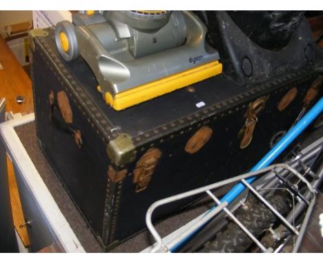 A travelling trunk in dark blue