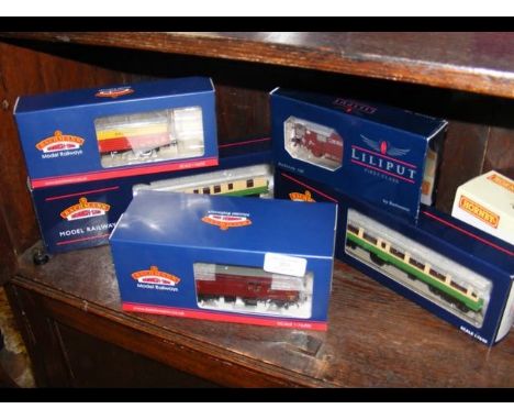 A boxed Bachmann twin horsebox, together with four other boxed railway items 