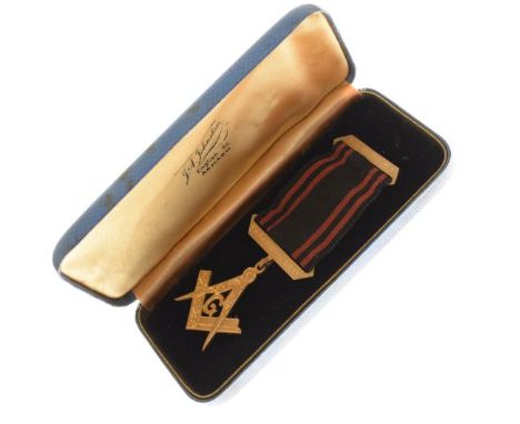Masonic Interest - Masonic jewel formed as the compass and square surrounding a square letter G, stamped 9ct below a bar insc
