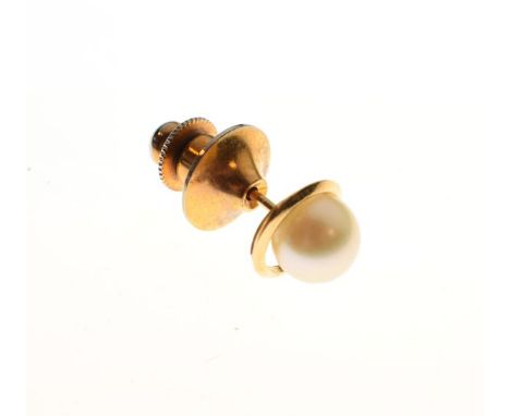 Cased yellow metal pin or stud set single pearl stamped k18, in box of issue with Oriental characters to silk lining   Condit