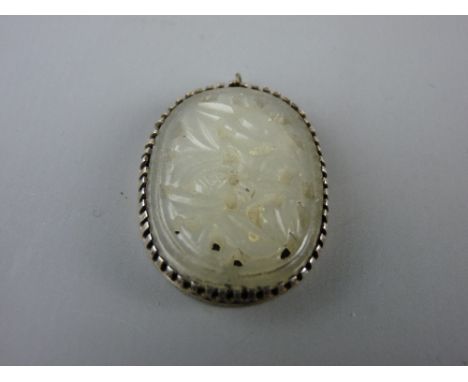 A SILVER MOUNTED CARVED JADE PENDANT, hallmarked to the back London 1984 with 'J B' maker's stamp, 3 cms long