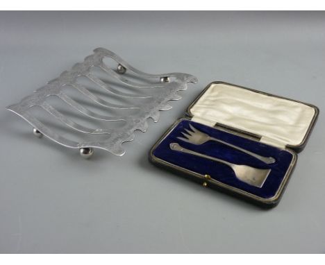 A CASED SILVER TWO PIECE CAKE SERVING SET, 0.9 troy ozs, Sheffield 1922 and a bright cut electroplated low dished table stand