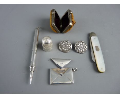 A SMALL COLLECTION OF BIJOUTERIE including a pair of silver button stamped 'Pearce & Sons', a silver thimble in a purse type 