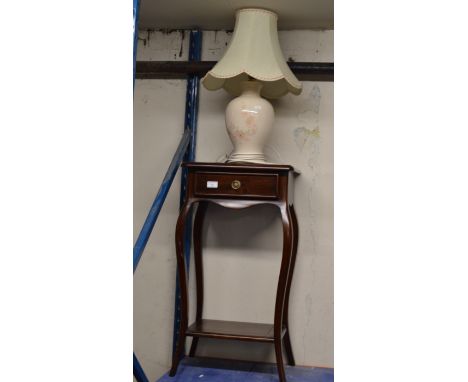 REPRODUCTION MAHOGANY OCCASIONAL TABLE &amp; DENBY TABLE LAMP WITH SHADE   