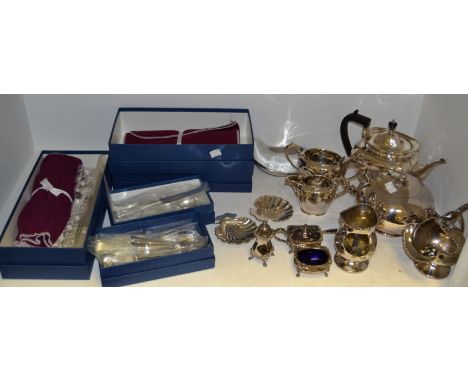 Plated ware - United Cutlers of Sheffield flat ware comprising dessert knives & forks, serving spoons, dessert spoons, servin